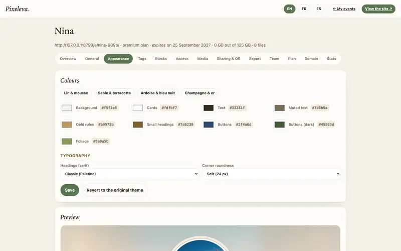 El panel: paletas de colores, tipografías y vista previa en vivo de la página